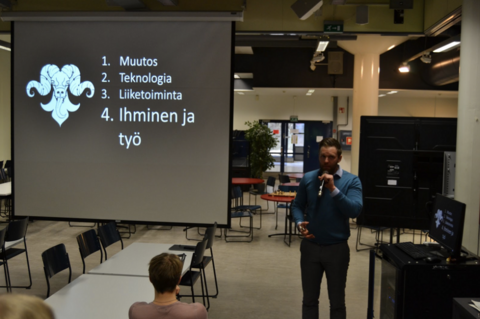 Opiskelijat aulassa kuuntelemassa uratarinoita.