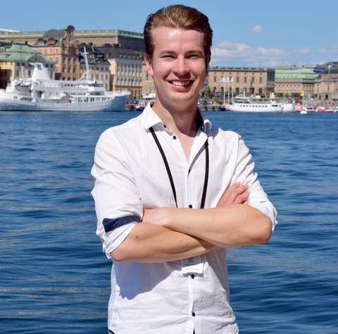 Aleksi Kinnunen veden äärellä.