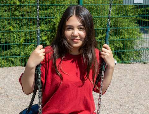 Emma Bucaya leikkipuiston keinussa.