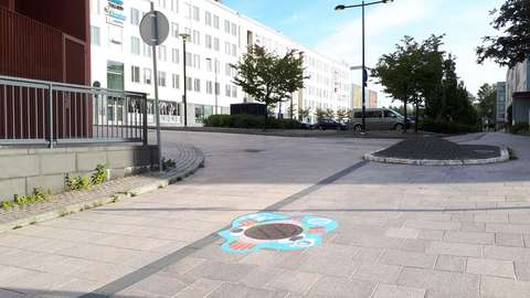 Mahanpuruja muovista -kampanjan tarra kadulla Leppävaarassa.