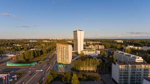 Niittykummun kerrostaloja ja puustoa