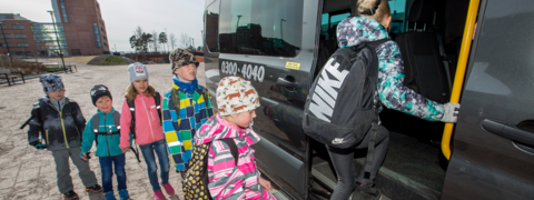 Eleverna kliver in i bilen.