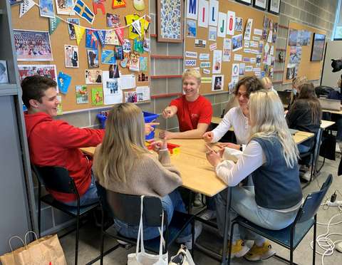 Opiskelijat pelaavat ruotsintunnilla lautapelejä.