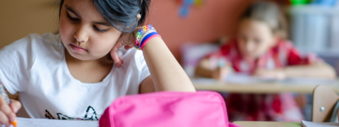 Oppilas tekee tehtävää koulukirjaan.