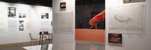 Näkymä Kaikki ja ei mitään – Arkkitehdit Kaija + Heikki Siren -näyttelystä. 