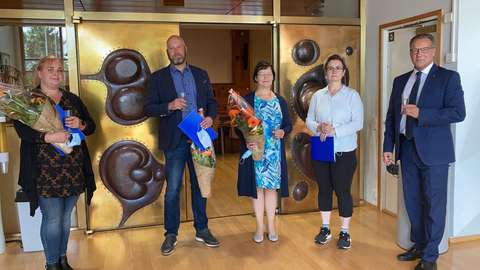 Pia Parviainen, Restaurant Manager of Shell HelmiSimpukka Vallikallio (left.); Kimmo Relander, Manager of K-Market Kilo; Arja Erma, Manager of Maternity and Child Health Care Clinics at the City of Espoo; and Stina Venho, Public Health Nurse, accepted the 2021 TASSU prizes form mayor Jukka Mäkelä.
