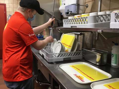 Eetu hoitaa tiskejä TET-harjoittelussa.