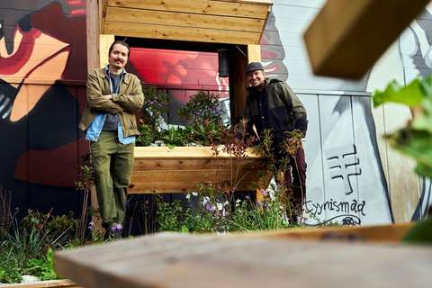 Innogreenin Mikko Sonninen ja Mats Wikström nojaavat viherseinärakenteeseen Keran halleilla.  