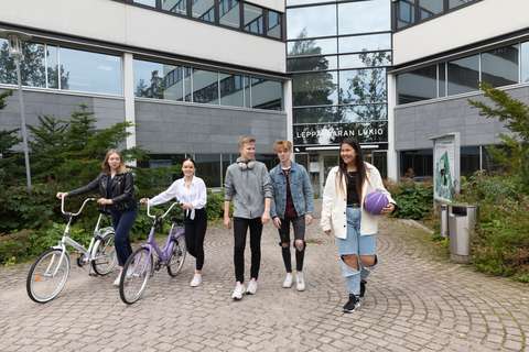 Opiskelijoita koulun edessä.