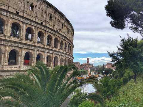 Rooman Colosseum ja taustalla Forum Romanum.