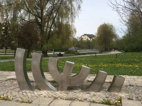 Seitsenhaarainen kynttilä vajoaa maahan.