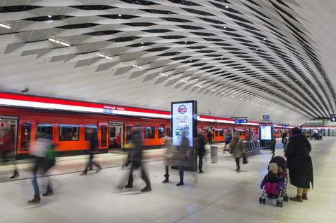 Resenärer på Mattby metrostation.