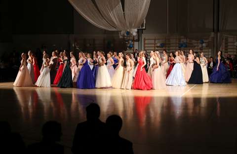 Vanhojen tanssien tanssijoita