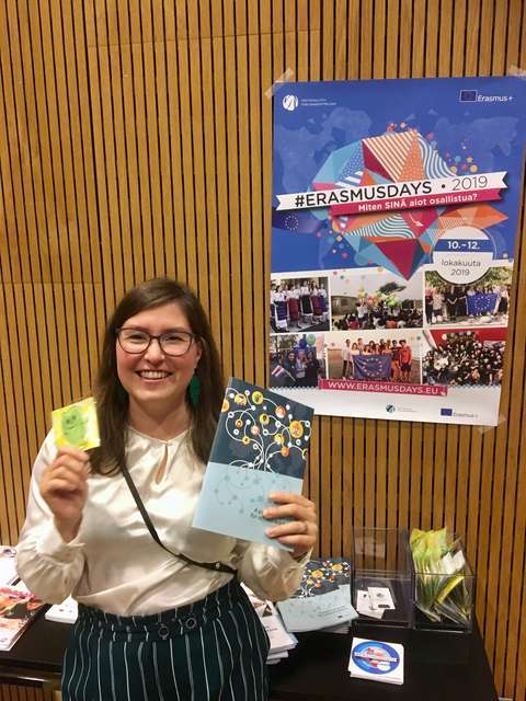 Kansainvälisten hankkeiden koordinaattori Anna Puhakka Erasmus-koulutuksessa