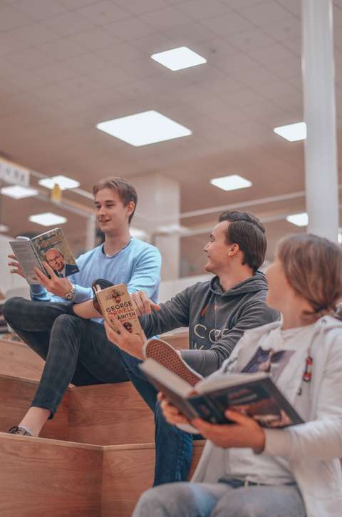 Otaniemen lukion opiskelijoita syksy 2021