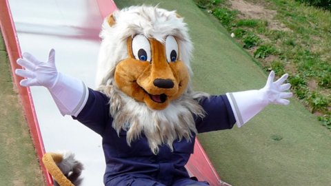 Poliisileijona laskee liukumäkeä