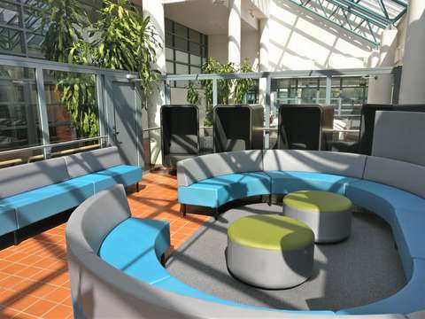 Ett ljust rum med färggranna möbler och gröna växter