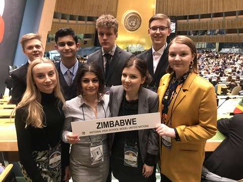 EYL delegaatio YK:n päärakennuksessa.