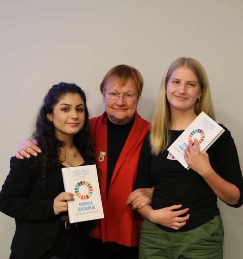 EYL:n opiskelijat presidentti Tarja Halosen kanssa.