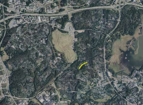 Ilmakuvaotteeseen on merkitty kadun sijainti kartalla.