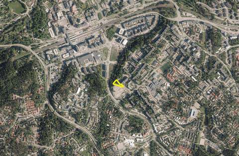 Ilmakuvaote Kirstinharjuntorin suunnittelualueesta, merkitty keltaisella viivalla kuvaan.