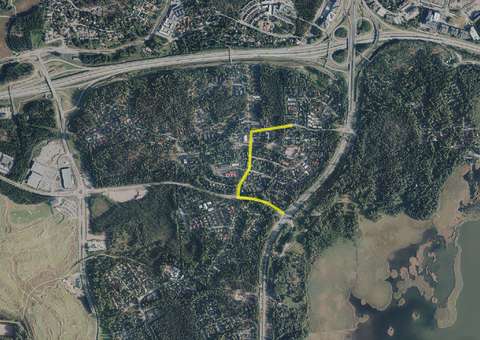 Ilmakuvaotteeseen merkitty katujen sijainti.