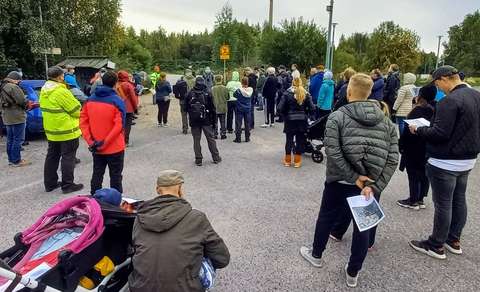 Runsaasti ihmisiä kokoontuneena Finnoon lintutornien parkkipaikalle. 