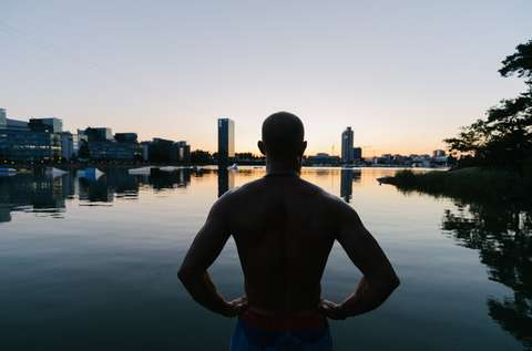 Kuvassa mies meren rannalla.