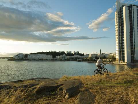 Pyöräilijä rannalla.