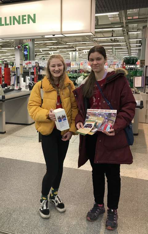 Kaksi opiskelijaa keräämässä rahaa hyväntekeväisyyteen.