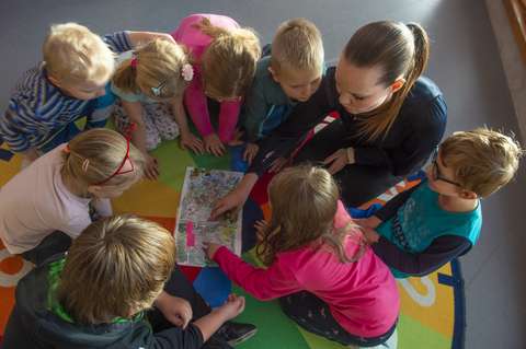 Lapset katsovat kuvaa.