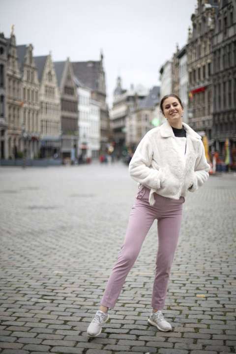 Ina Meriä seisoo kadulla.