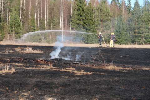 Kuvassa maastopalon sammutustyö.