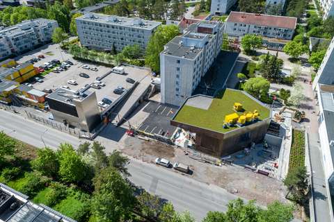Flygfoto som visar Soukantori ingången till tunnelbanan och husen, parkeringen och vägen runt den.