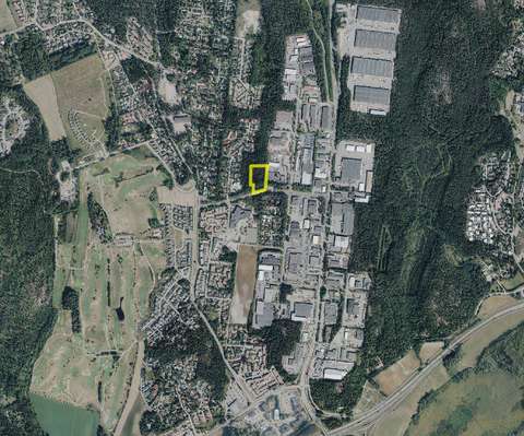 Ilmakuvaotteeseen on merkitty koira-aitauksen sijainti.