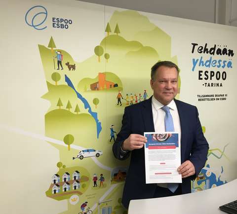 Stadsdirektör med den undertecknade bindelsen i sin hand.