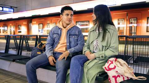 Kaksi nuorta metroasemalla.