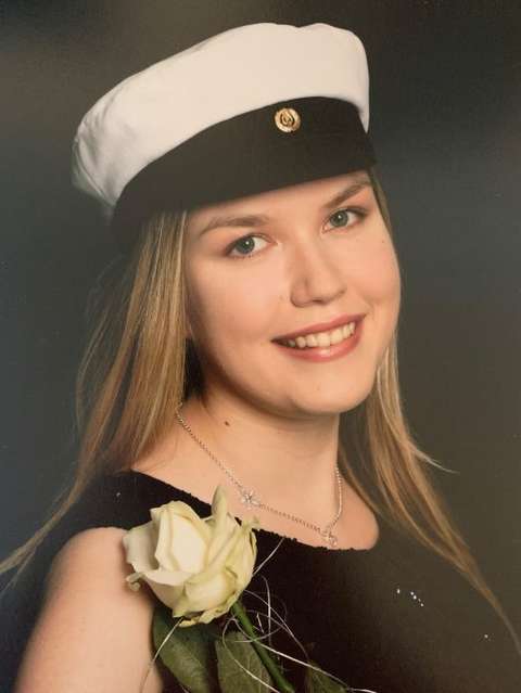 Karoliina valkolakissa.