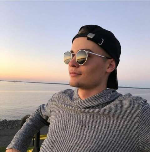 Paavo Ojala aurinkolaseissa.