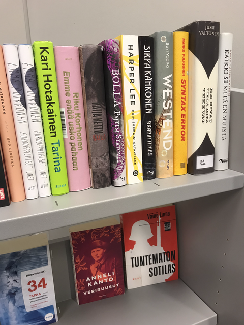 kaunokirjallisuutta kirjahyllyssä