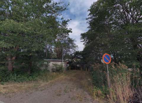 På bilden en stig från gatan till pumpstationen.