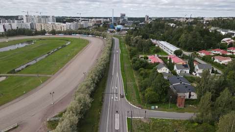 Ilmakuva Ravitieltä, jossa näkyy puita, pientaloja ja kerrostaloja.