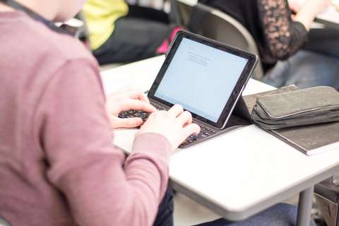 Henkilö tietokoneen äärellä.