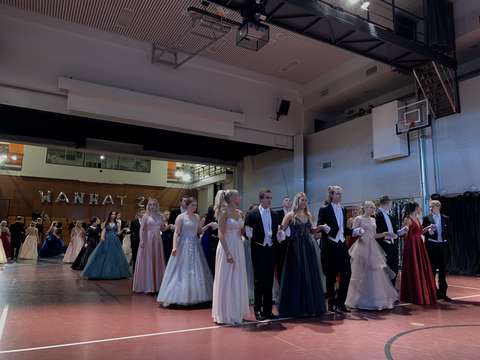 Tanssijat marssivat eteenpäin rivimuodostelmassa.