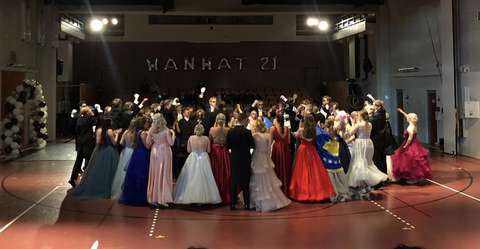 Tanssijat ovat kerääntyneet isoon piiriin, lähelle toisiaan. 