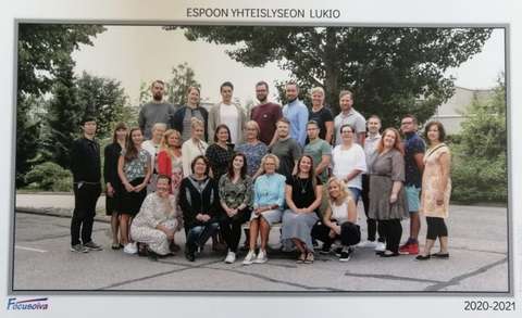 Opettajien ryhmäkuva ulkona. 