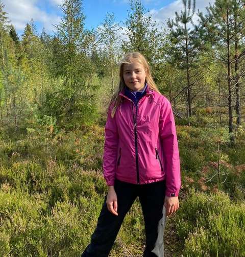 Emma seisoo metsässä