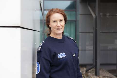 Katja Rekola poliisin asussa.
