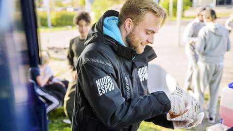 Lemmy Koivunen making hot dogs.