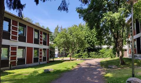 70-luvun lopun kaksikerroksisia puutaloja vehreässä ympäristössä.